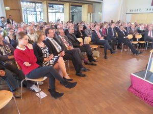 90 Jahre St. Matthias: aufmerksame Gäste und Zuhörerinnen und Zuhörer der Podiumsdiskussion