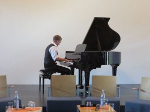 90 Jahre St. Matthias: Martin Mösenlechner (Klasse 12) untermalt den Festakt mit virtuosem Spiel am Klavier
