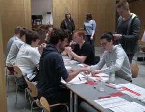 Schüler lassen sich als Stammzellenspender registrieren.