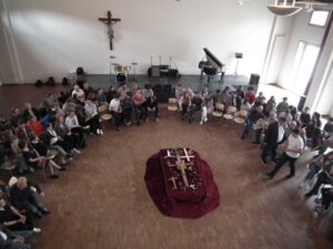 Viele Schülerinnen und Schüler und auch Mitarbeiterinnen und Mitarbeiter hatten persönliche Kreuze in den Gottesdienst mitgebracht.