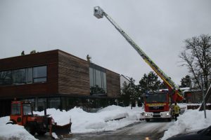 Mit Schneeschippen und Fräsen wird der Schnee vom Dach befördert. (Foto: Erhard)