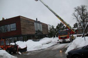 Mit Schneeschippen und Fräsen wird der Schnee vom Dach befördert. (Foto: Erhard)