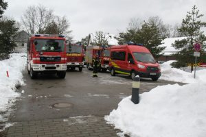 Freiwillige Feuerwehren aus mindestens vier Orten aus dem Umland von München sind nach Waldram gekommen. (I) (Foto: Erhard)