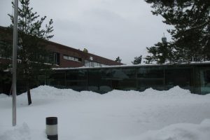 Mit Schneeschippen und Fräsen wird der Schnee vom Dach befördert. (Foto: Erhard)