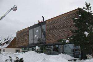 Mit Schneeschippen und Fräsen wird der Schnee vom Dach befördert. (Foto: Erhard)