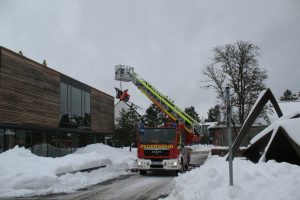 Eine Fräse wird schon wieder vom Dach heruntergeholt. (Foto: Erhard)