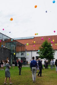 Die Wünsche für die Fachabiturientinnen und -abiturienten steigen mit den Ballons zum Himmel (Foto: Gleixner)