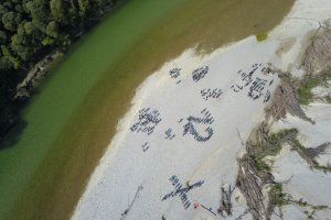 Schüler und Lehrer auf dem Kiesbatt der Isar II (Foto: Menke)