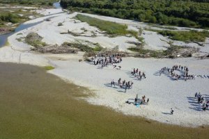 Schüler und Lehrer auf dem Kiesbatt der Isar I (Foto: Menke)