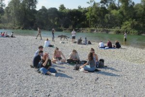 Die Schüler bei der Pause am Kiesbett der Isar II (Foto: Gleixner)